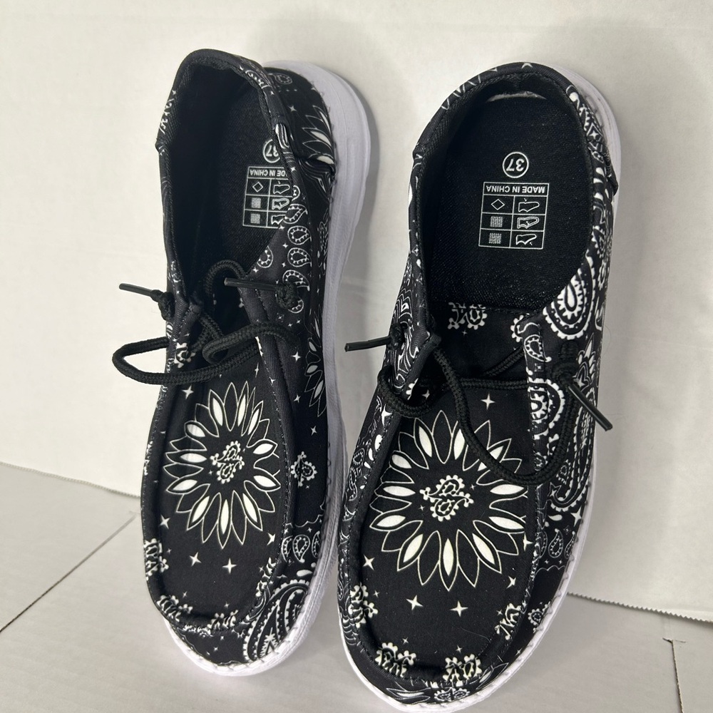 Casual Women Loafers Slip-on Shoes, Round Toe, Geometric Pattern, size 6.5